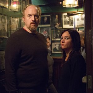 Louis C.K. e Pamela Adlon nella serie Louie