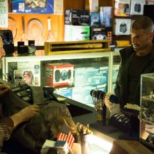 Daredevil: Jon Bernthal in un negozio