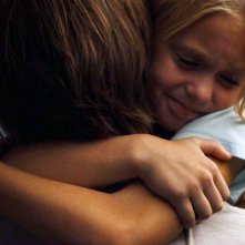 Colony: un tenero abbraccio tra il protagonista e sua figlia