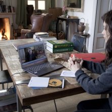 La corrispondenza: Olga Kurylenko parla con Jeremy Irons attraverso il suo portatile