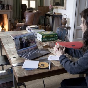 La corrispondenza: Olga Kurylenko parla con Jeremy Irons attraverso il suo portatile