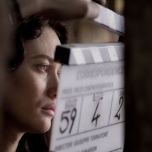 La corrispondenza: una malinconina Olga Kurylenko poco prima della ripresa di una scena