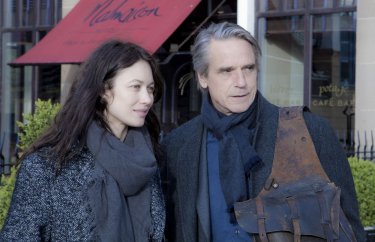 La corrispondenza: Jeremy Irons e Olga Kurylenko insieme in una scena del film