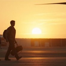 Arms and the Dudes: Jonah Hill e Miles Teller all'aeroporto la tramonto