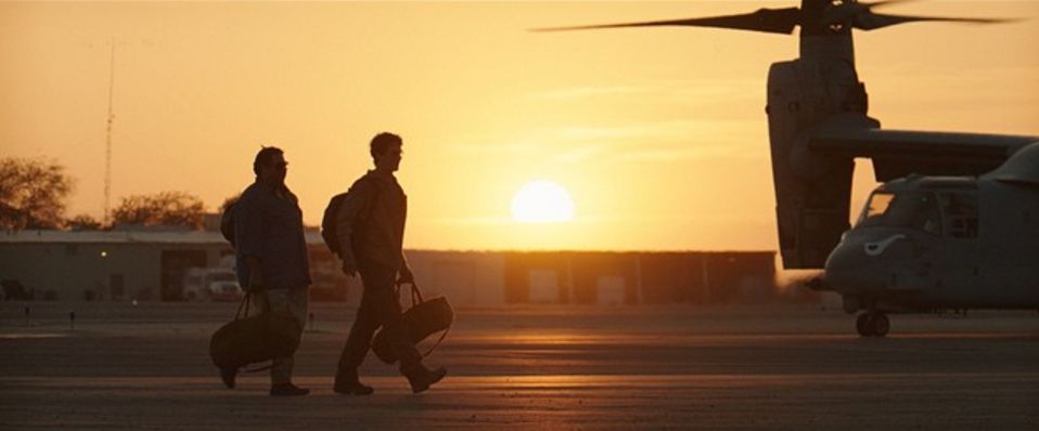 Arms and the Dudes: Jonah Hill e Miles Teller all'aeroporto la tramonto