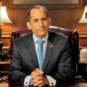 Colony: Peter Jacobson in un'immagine tratta dal primo episodio