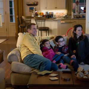 Daddy's Home: Will Ferrell e Linda Cardellini con i piccoli Owen Vaccaro e Scarlett Estevez in una scena del film
