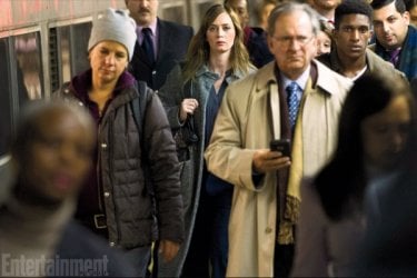 The Girl on the Train: Emily Blunt in mezzo a una folla di passeggeri