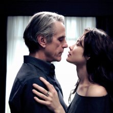La corrispondenza: Olga Kurylenko e Jeremy Irons in un momento di passione