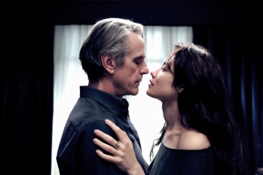 La corrispondenza: Olga Kurylenko e Jeremy Irons in un momento di passione