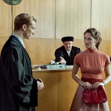 Il labirinto del silenzio: Alexander Fehling e Friederike Becht in una scena del film