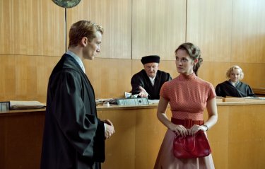 Il labirinto del silenzio: Alexander Fehling e Friederike Becht in una scena del film