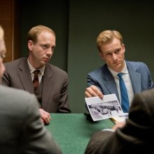 Il labirinto del silenzio: Alexander Fehling e Johann von Bülow in una scena del film