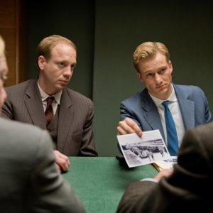 Il labirinto del silenzio: Alexander Fehling e Johann von Bülow in una scena del film
