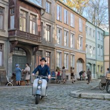 Il labirinto del silenzio: Alexander Fehling in motorino in una scena del film