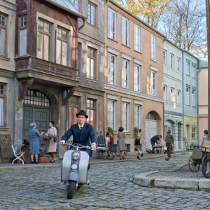 Il labirinto del silenzio: Alexander Fehling in motorino in una scena del film