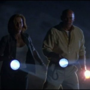 X-Files: Scully e Skinner nell'episodio Partire