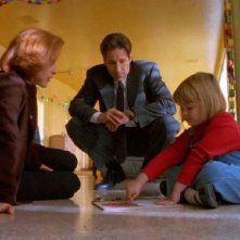 X-Files: Gillian Anderson e David Duchovny con Lauren Diewold in Emily