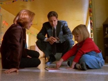 X-Files: Gillian Anderson e David Duchovny con Lauren Diewold in Emily