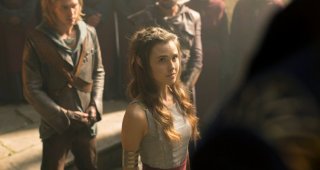 The Shannara Chronicles: Austin Butler e Poppy Drayton in un'immagine del primo episodio
