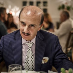 Se mi lasci non vale - Carlo Buccirosso in una scena