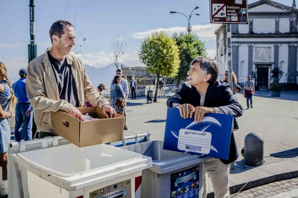 Se mi lasci non vale - Vincenzo Salemme con Paolo Calabresi in una scena