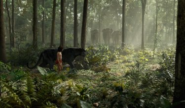 The jungle book: il giovane Neel Sethi insieme alla pantera nera Bagheera