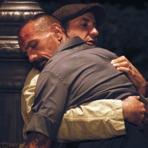 L'abbiamo fatta grossa: Antonio Albanese in soccorso di un uomo in una scena del film