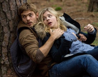 La quinta onda: Alex Roe e Chloë Grace Moretz in una scena del film