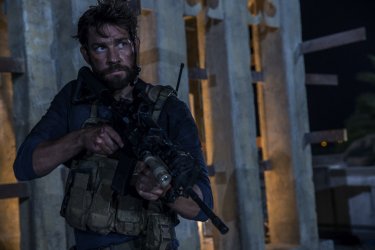 13 Hours: The Secret Soldiers of Benghazi, John Krasinski in un'immagine del nuovo film di Michael Bay