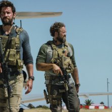 13 Hours: The Secret Soldiers of Benghazi, i protagonisti del film in una scena del film