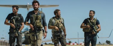 13 Hours: The Secret Soldiers of Benghazi, i protagonisti del film in una scena del film