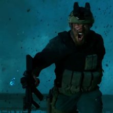 13 Hours: The Secret Soldiers of Benghazi, uno dei protagonisti in una scena d'azione del film