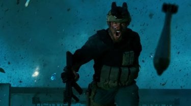 13 Hours: The Secret Soldiers of Benghazi, uno dei protagonisti in una scena d'azione del film