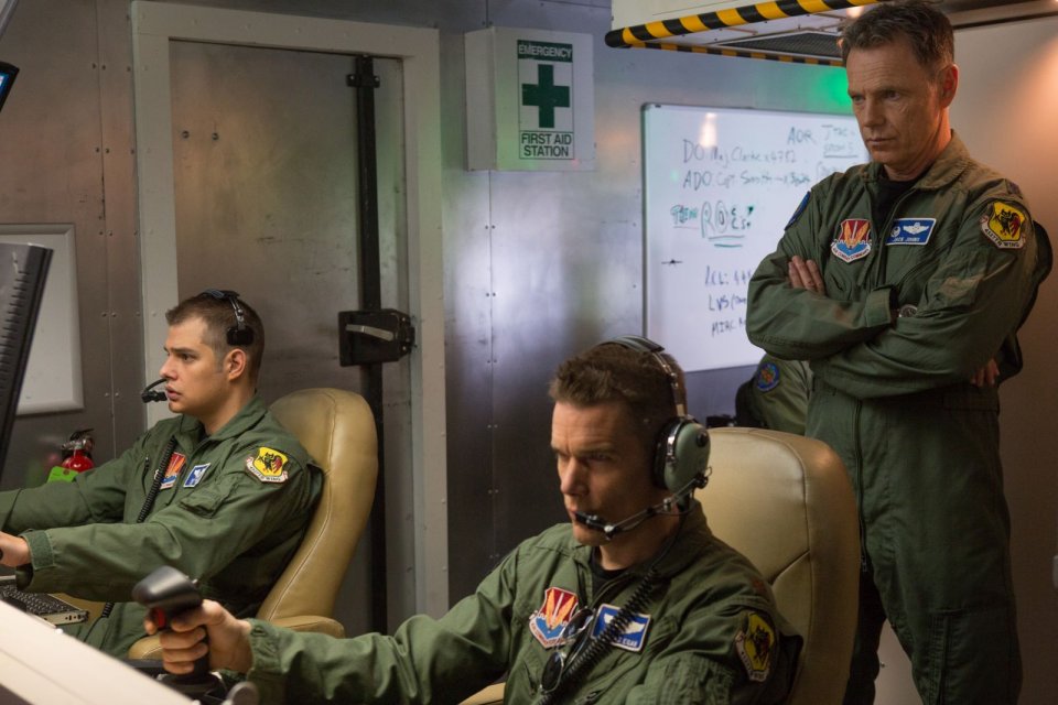 Good Kill: Ethan Hawke e Bruce Greenwood durante una sessione di guerra a distanza