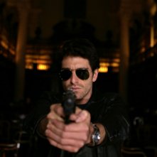 L'ispettore Coliandro: un primo piano di Giampaolo Morelli che impugna una pistola