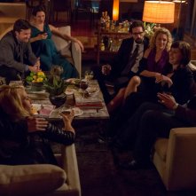 Regali da uno sconosciuto - The Gift: Rebecca Hall e Jason Bateman in una scena di gruppo