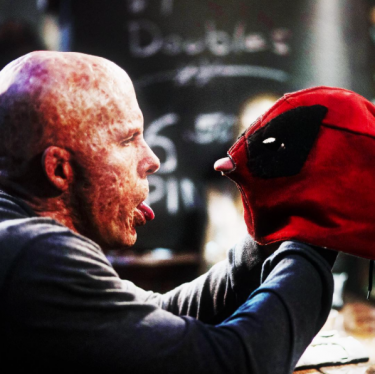 Deadpool: Ryan Reynolds in un'ironica foto del film