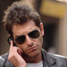 L'ispettore Coliandro: Giampaolo Morelli al telefono