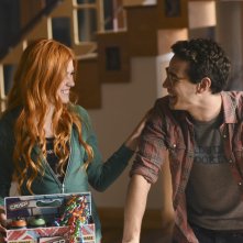 Shadowhunters: una sorridente Katherine McNamara accanto ad Alberto Rosende in The Mortal Cup