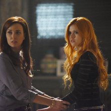 Shadowhunters: le attrici Maxim Roy e Katherine McNamara in una foto dell'episodio The Mortal Cup