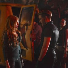Shadowhunters: Clary (Katherine McNamara) e Jace (dominic Sherwood) si confrontano nell'episodio The Mortal Cup