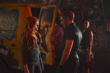 Shadowhunters: Clary (Katherine McNamara) e Jace (dominic Sherwood) si confrontano nell'episodio The Mortal Cup