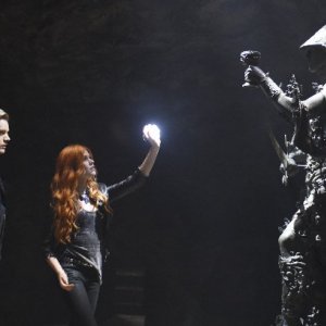 Shadowhunters: Dominic Sherwood e Katherine McNamara in una foto dell'episodio The Mortal Cup