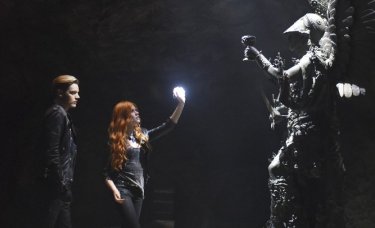 Shadowhunters: Dominic Sherwood e Katherine McNamara in una foto dell'episodio The Mortal Cup