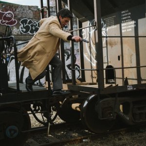1981: Un'indagine a New York, Oscar Isaac con una pistoila in mano in una scena del film