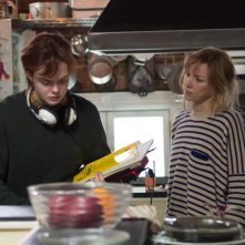 About Ray: Elle Fanning insieme a Naomi Watts in un momento del film