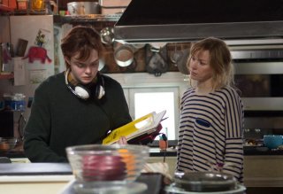 About Ray: Elle Fanning insieme a Naomi Watts in un momento del film