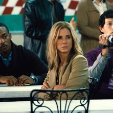 All'ultimo voto: Anthony Mackie, Sandra Bullock e Reynaldo Pacheco in una scena del film