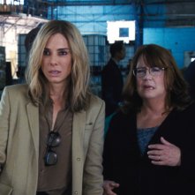 All'ultimo voto: Sandra Bullock e Ann Dowd in una scena del film